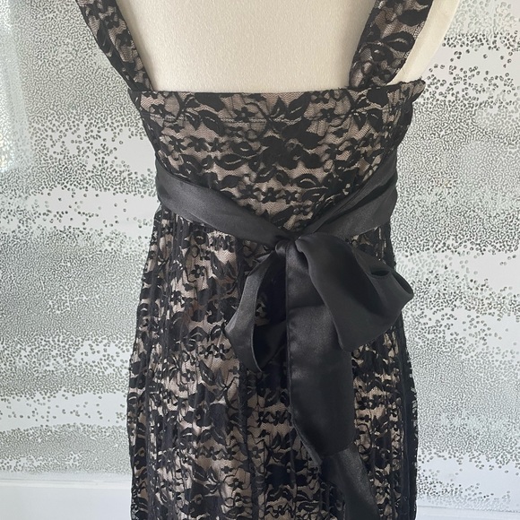 Women’s dress - Picture 4 of 5